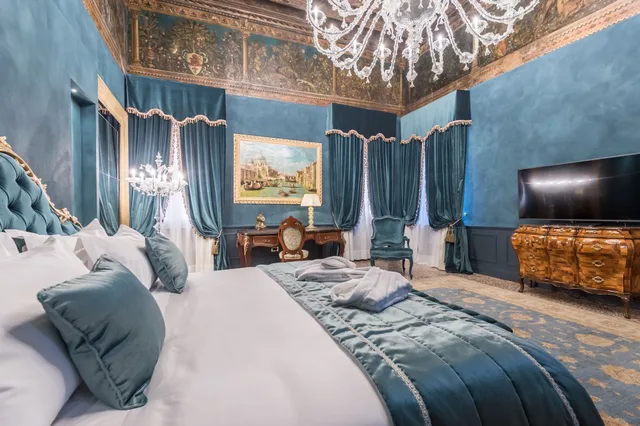 جناح تنفيذي بسرير مزدوج بإطلالة على القناة مع أريكة، Nani Mocenigo Palace 2/8