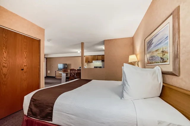 غرفة ديلوكس بسرير كينج وسرير كوين مع أريكة بمطبخ، Stony Plain Inn & Suites 2/4