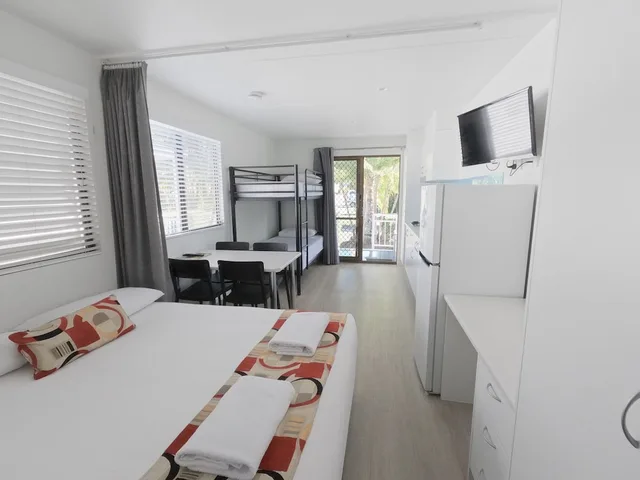 كابينة سوبيريور بسرير مزدوج وسرير بطابقين، Alex Beach Cabins and Tourist Park 1/2