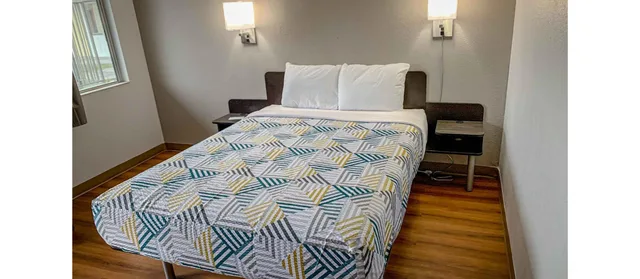 غرفة بسرير كينج، Motel6 Dayton, OH 4/6