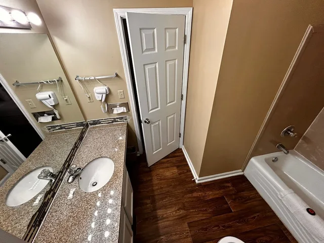 جناح بسريرين كوين بغرفتي نوم بمطبخ صغير، Plantation Oaks Suites & Inn Millington 7/10