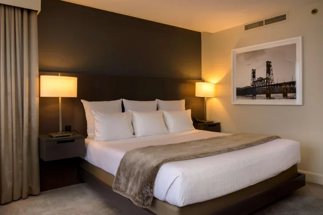 Studio, Suite, King Bed, Urban View، The Benson Portland, Curio Collection by Hilton 1/6