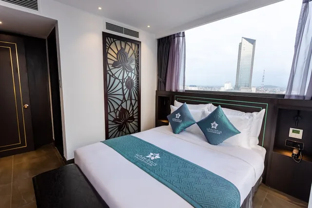 جناح عائلي بسريرين مزدوجين بإطلالة على النهر، White Lotus hotel Hue 1/3