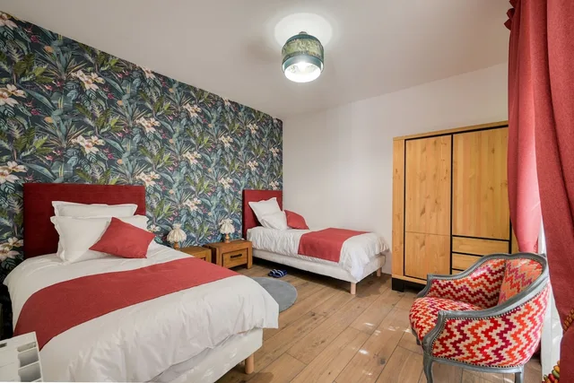 Family, House, Queen and Twin Beds, Sofa، Le Petit Chateau de Barbizon au Bois du Mee 3/10