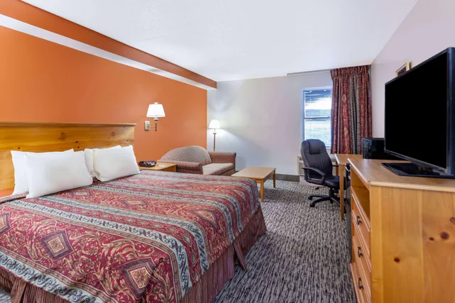 غرفة بسرير كينج للمدخنين، Travelodge By Wyndham Winchester 1/3
