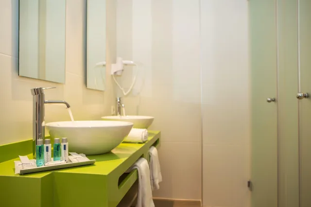 جناح جونيور بشرفة، Hotel Luxor 6/6