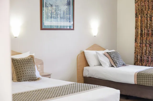 غرفة قياسية بسرير كوين وسرير فردي بحوض استحمام، Presidential Motel 2/4
