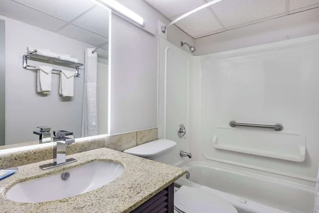 جناح بسرير كوين، Travelodge by Wyndham Miramichi New Brunswick 4/6