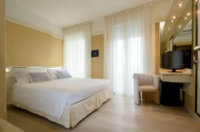 غرفة كلاسيكية بسرير كوين، Hotel Bristol 2/9