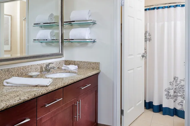 استوديو بسرير كينج مع أريكة، Residence Inn Houston The Woodlands / Lake Front Circle 2/7