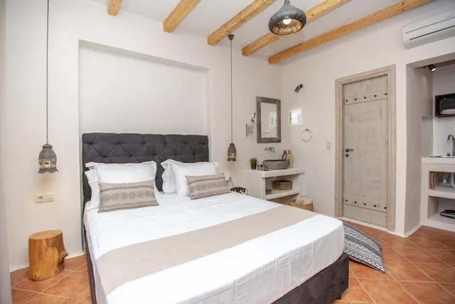 غرفة ديلوكس بسرير كوين بإطلالة على المسبح، Ampelos Inn 1/4