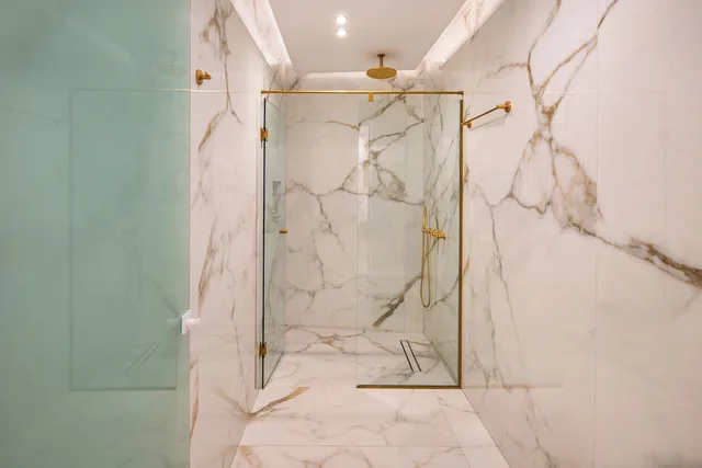جناح بسرير كوين بحوض استحمام، Aura Suites 4/4