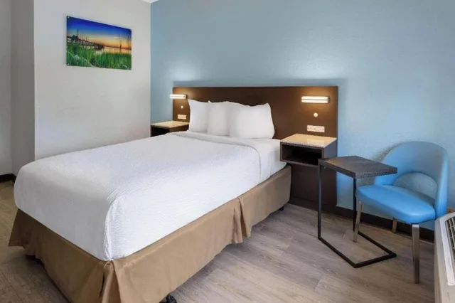 غرفة بسرير مزدوج بمطبخ لذوي الإعاقة، Studio6 Suites Jacksonville, NC 1/10