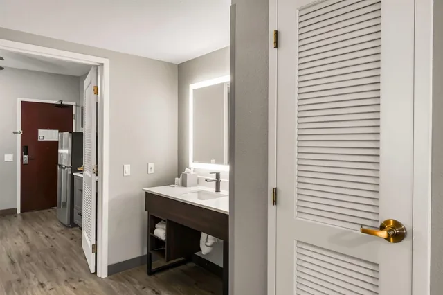 جناح بسرير كوين بغرفة نوم واحدة بمطبخ لذوي الإعاقة، Hawthorn Suites By Wyndham College Station 7/8