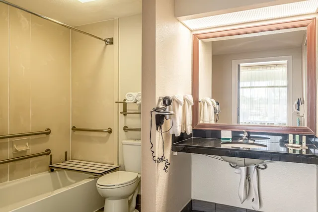 غرفة بسرير كينج لذوي الإعاقة، Quality Inn Boca Raton University Area 4/5