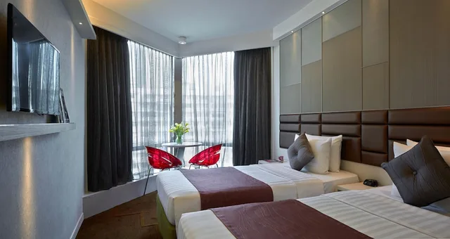 Skyline، Stanford Hotel 7/10