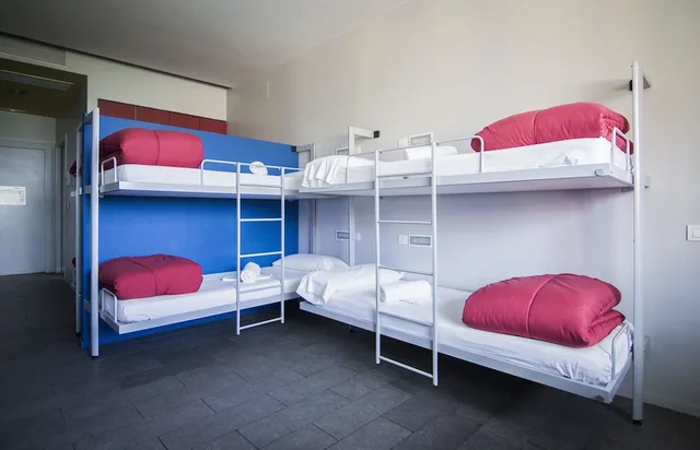 غرفة عائلية بأسرّة بطابقين بشرفة، Centre Esplai Hostel 1/5