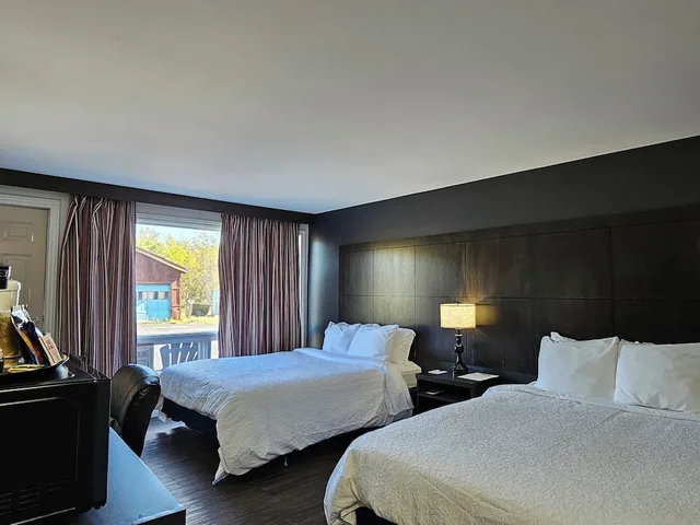 غرفة بسريرين كوين يُسمح فيها بالحيوانات الأليفة، Travelodge By Wyndham Kapuskasing 1/2
