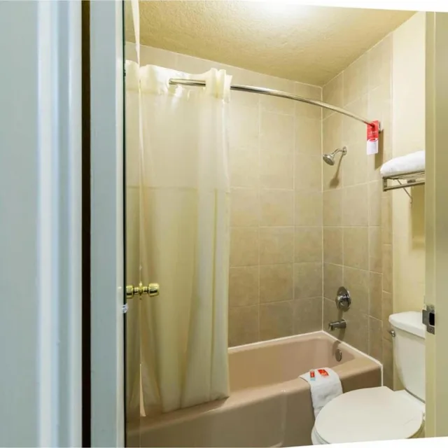 غرفة بسرير كينج وسريرين كوين بمطبخ صغير، Eco Inn Suites by Hotel O Baytown 3/4