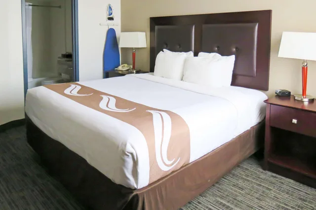 جناح، Quality Inn & Suites Everett, WA 2/10