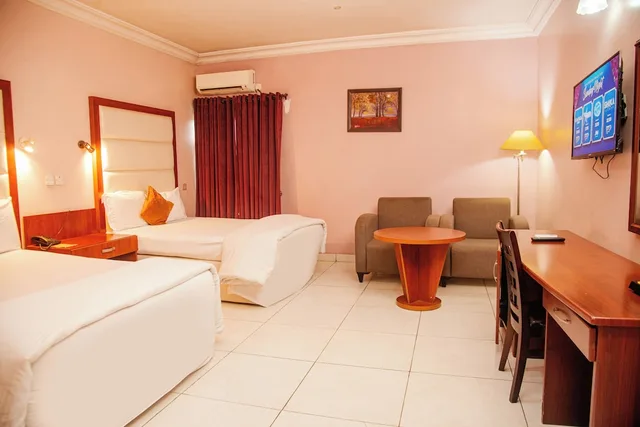 جناح عائلي بسرير كينج وسرير كوين، Denis Hotel 3/4