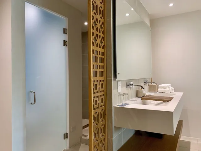 جناح جونيور بسرير كينج بإطلالة على البحر بحوض استحمام، Azura Beach Resort - Adults Only 4/6