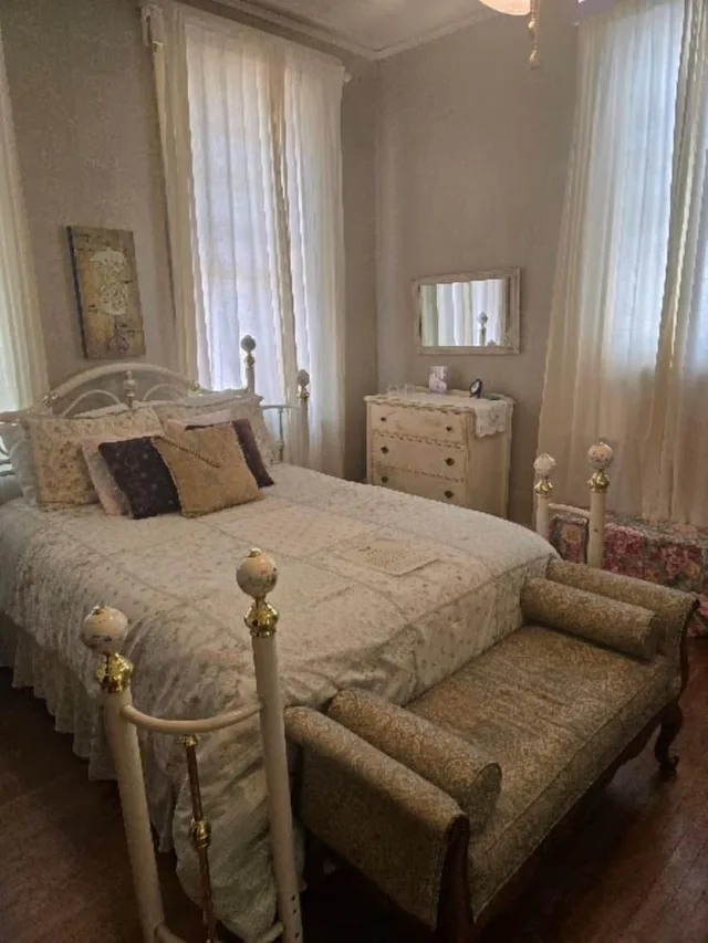 French, Queen Bed، The Lancaster Manor Bed and Breakfast 2/8