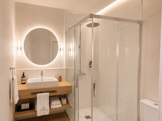 غرفة قياسية رباعية، Petit Palace Plaza Espana 8/10