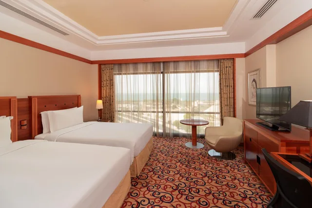 غرفة بريميوم بسريرين منفصلين بإطلالة على البحر مع دخول الصالة، Holiday Inn Kuwait 3/5