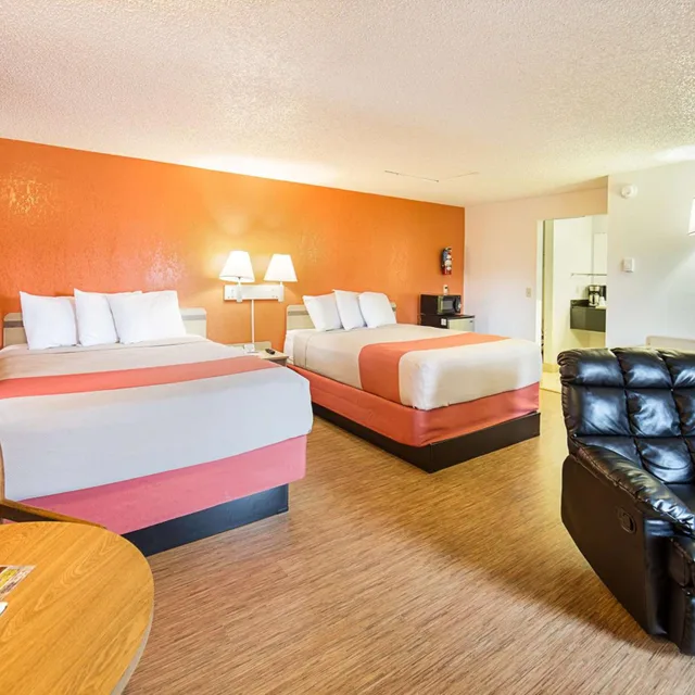 غرفة بسرير كينج وسريرين كوين لذوي الإعاقة، Motel6 Gold Beach, OR 3/7