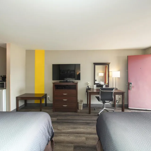 Room, King Bed, 2 Queen Beds, Super 8 By Wyndham Kingston 4/9