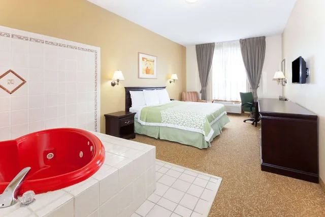 جناح استوديو ديلوكس بسرير كينج، Days Inn & Suites By Wyndham Tucker/Northlake 1/3