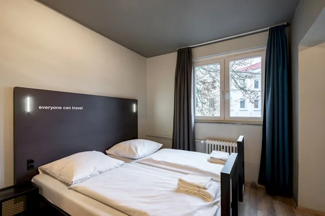 غرفة بسريرين منفصلين بحمام مشترك، a&o Hamburg Reeperbahn 1/6