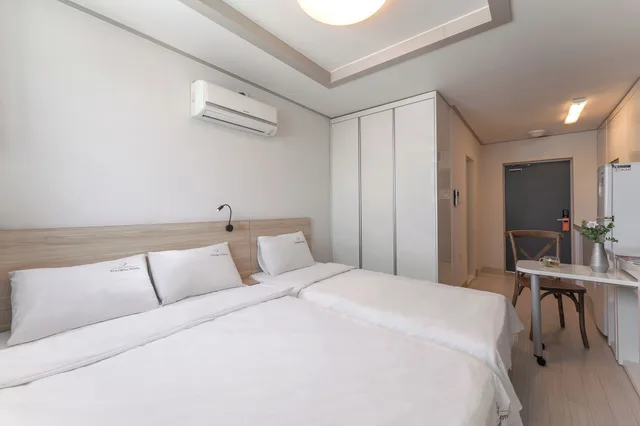 غرفة ديلوكس بسرير مزدوج وسرير فردي، Staywell Hotel 6/10