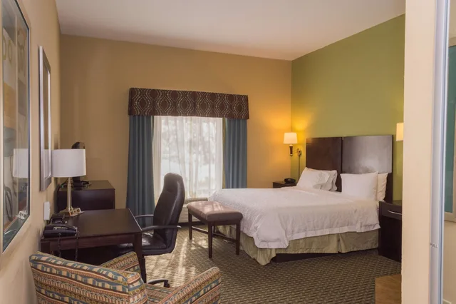 غرفة بسرير كينج بحوض جاكوزي، Hampton Inn Dandridge, TN 2/6