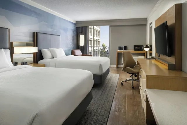 Room, 2 Queen Beds, Harbour View, Courtyard Long Beach Downtown 1/5