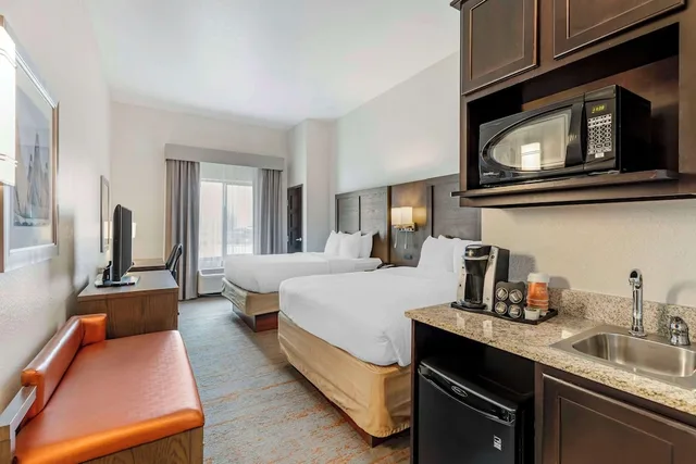 غرفة بسرير كينج لغير المدخنين لذوي الإعاقة، Comfort Inn and Suites Brighton Denver NE Medical Center 5/8