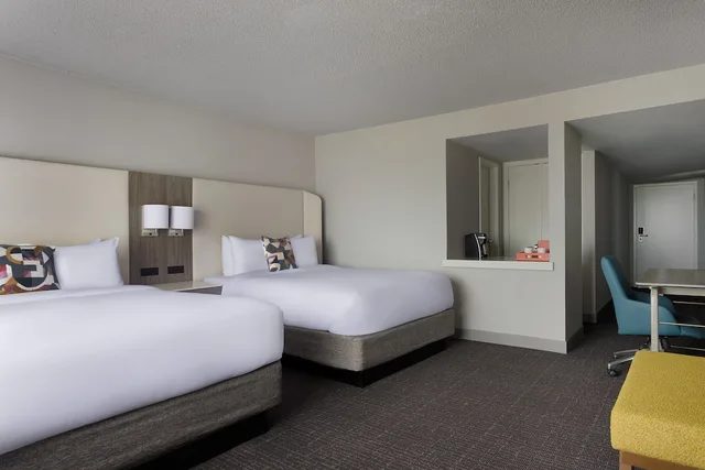 استوديو بريميوم بسريرين كوين، Crowne Plaza Suites Arlington 7/10