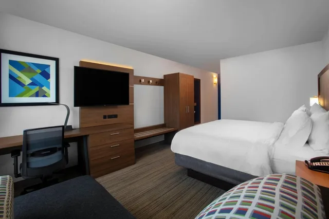 غرفة بسرير كينج في الطابق الأرضي، Holiday Inn Express Charleston-Civic Center 3/4
