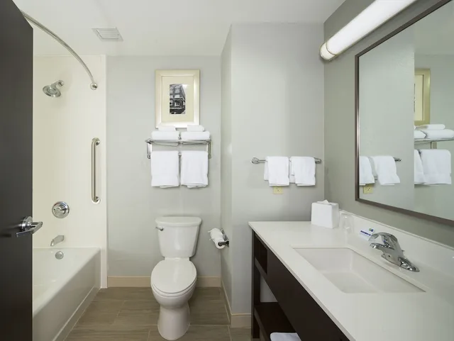 غرفة قياسية بسريرين كوين لذوي الإعاقة، Holiday Inn Express & Suites Oklahoma City Dwtn - Bricktown 2/4
