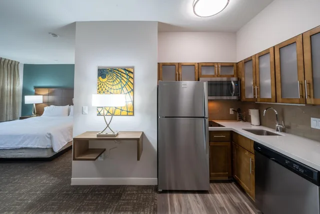 جناح استوديو بسرير كينج بحوض استحمام لذوي الإعاقة، Staybridge Suites Houston East - Baytown 5/8