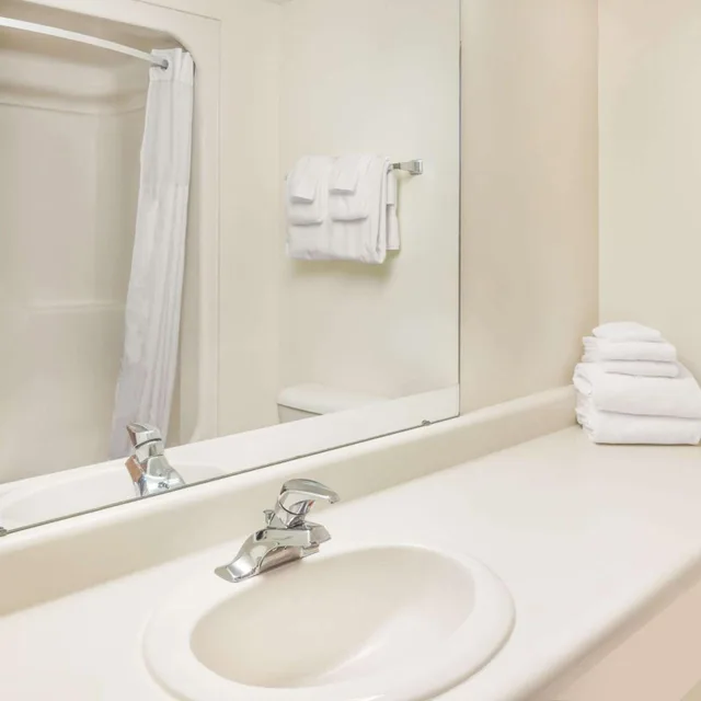 Room, 3 Double Beds, Days Inn By Wyndham Alpena 1/2