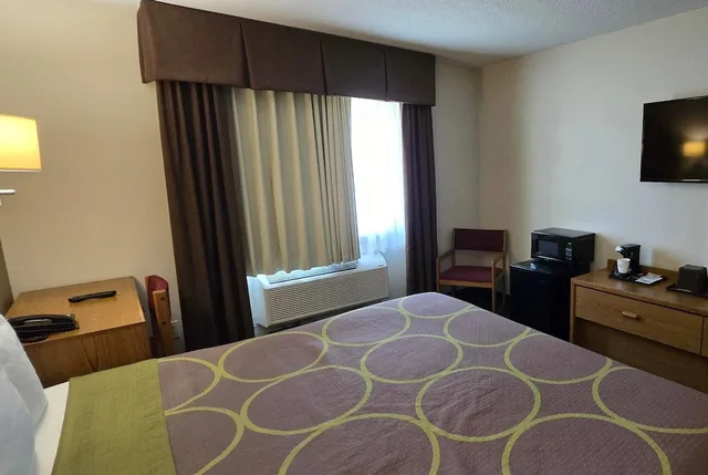 غرفة قياسية بسرير كينج، Super 8 By Wyndham Rogers Minnesota 7/10