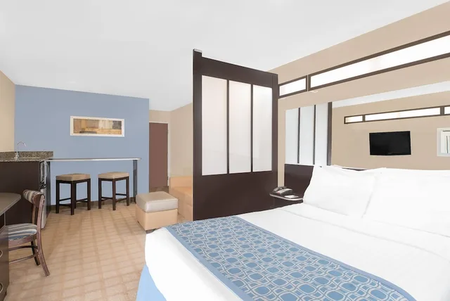 Suite, Queen Bed, Microtel Inn & Suites By Wyndham Waynesburg 1/10