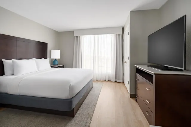 Suite, King Bed, Pool Side, Sofa، Embassy Suites by Hilton Orlando Lake Buena Vista Resort 3/6