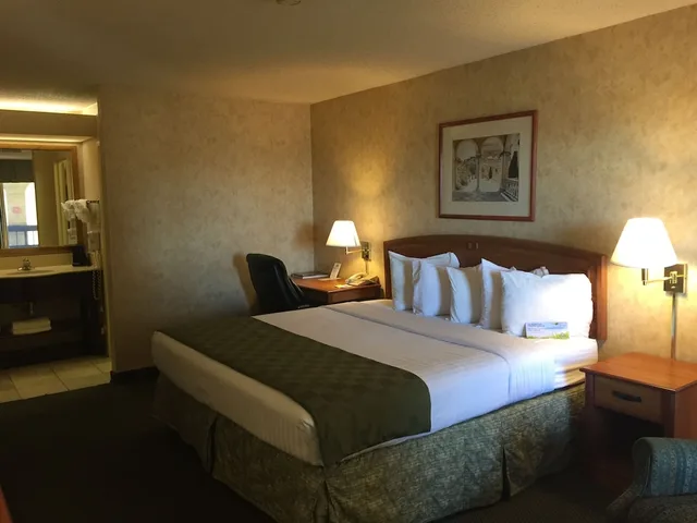 غرفة بسرير كينج، Days Inn & Suites By Wyndham Albuquerque North 5/10