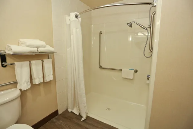 غرفة قياسية بسرير كينج مع أريكة لذوي الإعاقة، Holiday Inn Express Vernon 3/4