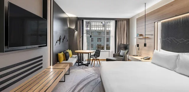 Room, King Bed, Atrium View، Hilton Munich Airport 2/4