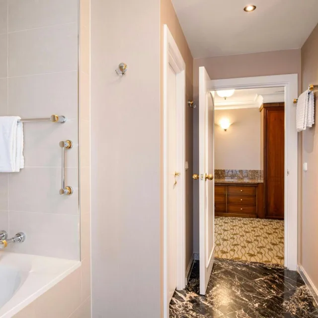جناح تنفيذي بسرير كينج مع دخول صالة النادي، Renaissance Brussels Hotel 7/7