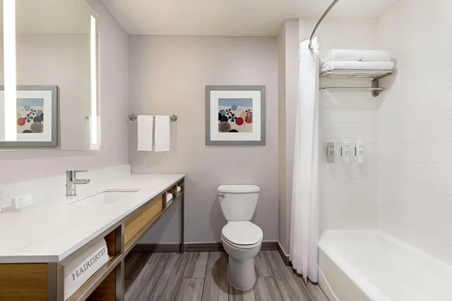 جناح جونيور بسرير كينج بإطلالة على المسبح في الطابق الأرضي، Hilton Garden Inn South Padre Island 2/3